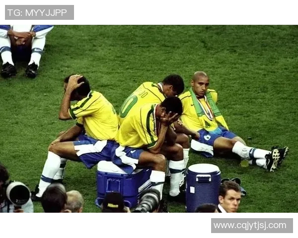 克鲁伊维特与巴西足球传奇对决的历史回顾与精彩瞬间分析